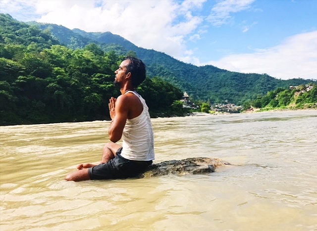 yoga-at-ganga-river