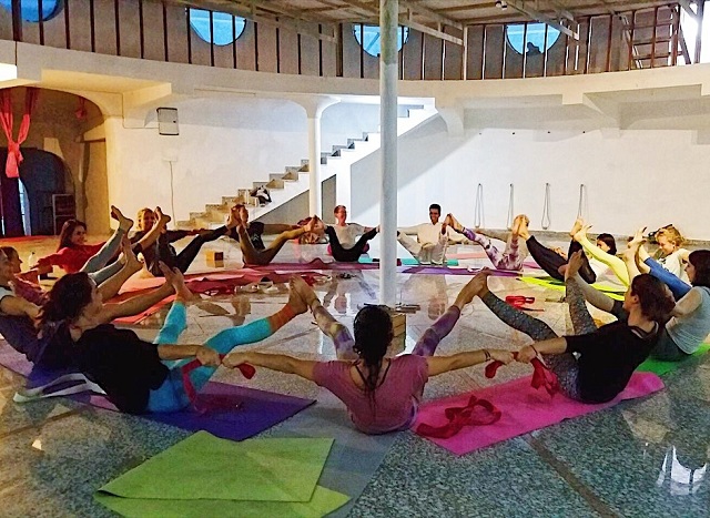 yoga-class-at-rishikesh-yoga-foundation